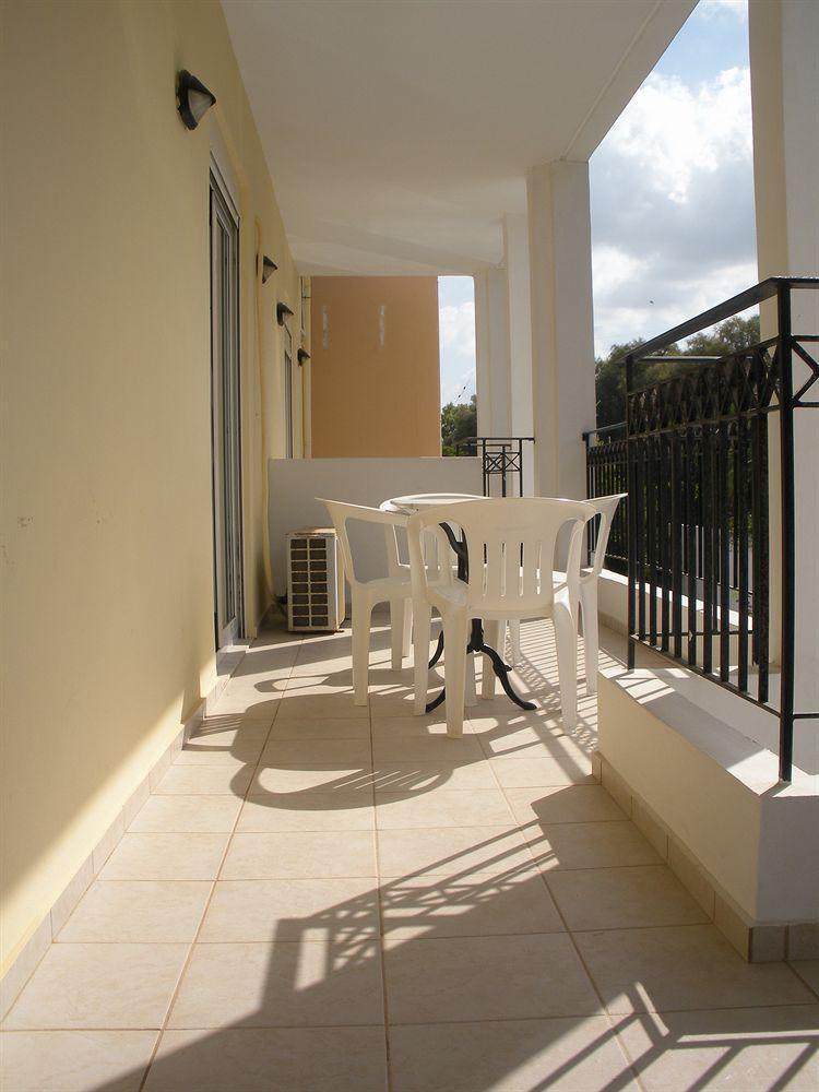 Matthias Hotel Apartments Adelianos Kampos Exterior photo