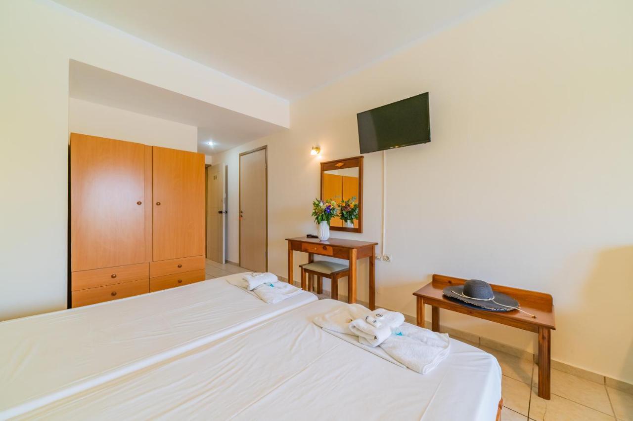 Matthias Hotel Apartments Adelianos Kampos Exterior photo